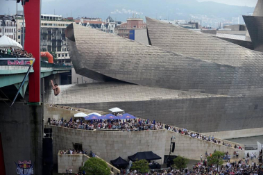 'Red Bull Cliff Diving', prueba del circuito mundial de saltos de altura extremos, celebrada este sábado en la Ría del Nervión, en Bilbao.