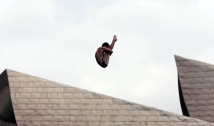 'Red Bull Cliff Diving', prueba del circuito mundial de saltos de altura extremos, celebrada este sábado en la Ría del Nervión, en Bilbao.
