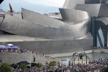 'Red Bull Cliff Diving', prueba del circuito mundial de saltos de altura extremos, celebrada este sábado en la Ría del Nervión, en Bilbao.