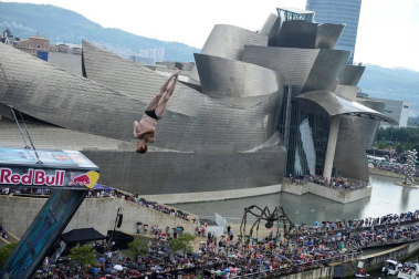 'Red Bull Cliff Diving', prueba del circuito mundial de saltos de altura extremos, celebrada este sábado en la Ría del Nervión, en Bilbao.