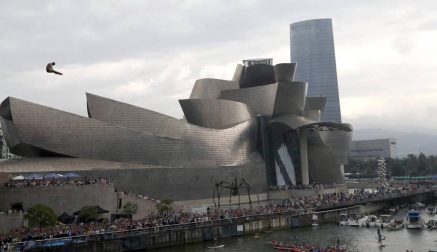 'Red Bull Cliff Diving', prueba del circuito mundial de saltos de altura extremos, celebrada este sábado en la Ría del Nervión, en Bilbao.