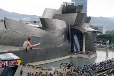 'Red Bull Cliff Diving', prueba del circuito mundial de saltos de altura extremos, celebrada este sábado en la Ría del Nervión, en Bilbao.