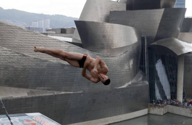 'Red Bull Cliff Diving', prueba del circuito mundial de saltos de altura extremos, celebrada este sábado en la Ría del Nervión, en Bilbao.