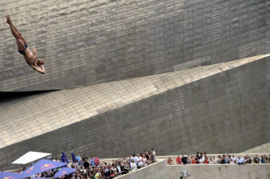 'Red Bull Cliff Diving', prueba del circuito mundial de saltos de altura extremos, celebrada este sábado en la Ría del Nervión, en Bilbao.