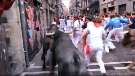 Pamplona prepara su suelo para los encierros de San Fermín