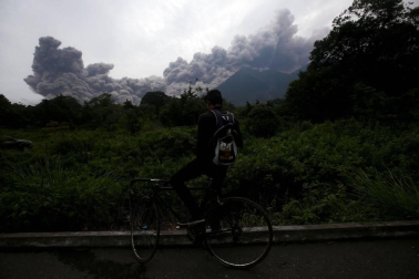 Cerca de 1,7 millones de personas se han visto afectadas por la erupción del volcán que ha causado al menos 25 muertos.