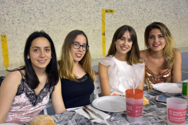 Murchante celebró el pasado fin de semana sus Fiestas de la Juventud, que comenzaron el viernes con el lanzamiento del cohete desde el ayuntamiento. Los conciertos, las comidas, las cenas y las vacas unieron un año más a la juventud murchantina. El polideportivo municipal fue el encargado de cobijar a las cuadrillas durante la primera noche de fiesta.