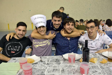 Murchante celebró el pasado fin de semana sus Fiestas de la Juventud, que comenzaron el viernes con el lanzamiento del cohete desde el ayuntamiento. Los conciertos, las comidas, las cenas y las vacas unieron un año más a la juventud murchantina. El polideportivo municipal fue el encargado de cobijar a las cuadrillas durante la primera noche de fiesta.