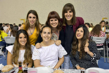 Murchante celebró el pasado fin de semana sus Fiestas de la Juventud, que comenzaron el viernes con el lanzamiento del cohete desde el ayuntamiento. Los conciertos, las comidas, las cenas y las vacas unieron un año más a la juventud murchantina. El polideportivo municipal fue el encargado de cobijar a las cuadrillas durante la primera noche de fiesta.