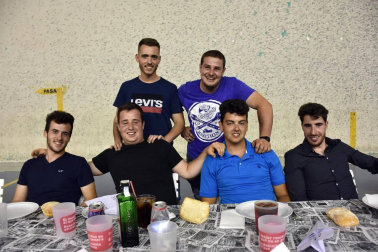 Murchante celebró el pasado fin de semana sus Fiestas de la Juventud, que comenzaron el viernes con el lanzamiento del cohete desde el ayuntamiento. Los conciertos, las comidas, las cenas y las vacas unieron un año más a la juventud murchantina. El polideportivo municipal fue el encargado de cobijar a las cuadrillas durante la primera noche de fiesta.