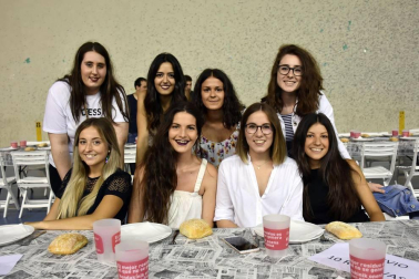 Murchante celebró el pasado fin de semana sus Fiestas de la Juventud, que comenzaron el viernes con el lanzamiento del cohete desde el ayuntamiento. Los conciertos, las comidas, las cenas y las vacas unieron un año más a la juventud murchantina. El polideportivo municipal fue el encargado de cobijar a las cuadrillas durante la primera noche de fiesta.