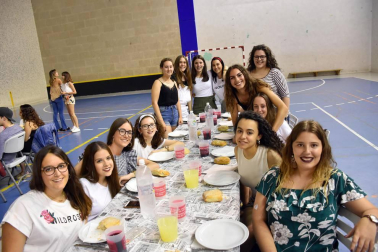 Murchante celebró el pasado fin de semana sus Fiestas de la Juventud, que comenzaron el viernes con el lanzamiento del cohete desde el ayuntamiento. Los conciertos, las comidas, las cenas y las vacas unieron un año más a la juventud murchantina. El polideportivo municipal fue el encargado de cobijar a las cuadrillas durante la primera noche de fiesta.