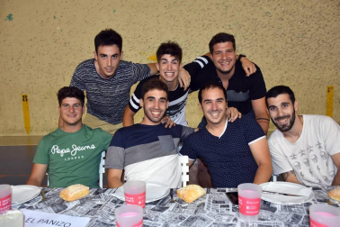 Murchante celebró el pasado fin de semana sus Fiestas de la Juventud, que comenzaron el viernes con el lanzamiento del cohete desde el ayuntamiento. Los conciertos, las comidas, las cenas y las vacas unieron un año más a la juventud murchantina. El polideportivo municipal fue el encargado de cobijar a las cuadrillas durante la primera noche de fiesta.