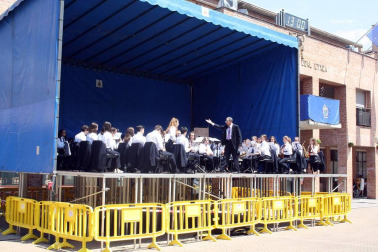 Barañáin vivió una intenso fin de semana festivo, que se cerró el domingo 1 de julio con el tradicinoal pobre de mí y la disco móvil. Ese mismo día, pero a la mañana, la Banda Joven de la Escuela de Música 'Luis Morondo' de Barañáin ofreció un concierto festivo en el escenario instalado en la céntrica plaza Consistorial. Arropados por la sombra de los árboles, vecinos, amigos y familiares disfrutaron de la velada musical.