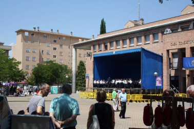 Barañáin vivió una intenso fin de semana festivo, que se cerró el domingo 1 de julio con el tradicinoal pobre de mí y la disco móvil. Ese mismo día, pero a la mañana, la Banda Joven de la Escuela de Música 'Luis Morondo' de Barañáin ofreció un concierto festivo en el escenario instalado en la céntrica plaza Consistorial. Arropados por la sombra de los árboles, vecinos, amigos y familiares disfrutaron de la velada musical.
