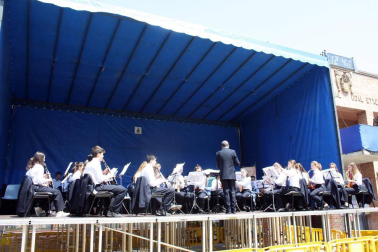 Barañáin vivió una intenso fin de semana festivo, que se cerró el domingo 1 de julio con el tradicinoal pobre de mí y la disco móvil. Ese mismo día, pero a la mañana, la Banda Joven de la Escuela de Música 'Luis Morondo' de Barañáin ofreció un concierto festivo en el escenario instalado en la céntrica plaza Consistorial. Arropados por la sombra de los árboles, vecinos, amigos y familiares disfrutaron de la velada musical.