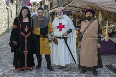 Los XVIII Encuentros con la historia de Artajona volvieron a vestir la localidad de época. Esta fiesta, declarada de Interés Turístico de Navarra, evoca cada año los avatares a los que se vio sometida Artajona en el Medievo. Además del tradicional acto de 'Toma del Cerco' se celebraron desfiles de combatientes y caballeros, mercado medieval, cetrería, torneo medieval o taller de esgrima.