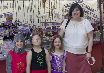 Los XVIII Encuentros con la historia de Artajona volvieron a vestir la localidad de época. Esta fiesta, declarada de Interés Turístico de Navarra, evoca cada año los avatares a los que se vio sometida Artajona en el Medievo. Además del tradicional acto de 'Toma del Cerco' se celebraron desfiles de combatientes y caballeros, mercado medieval, cetrería, torneo medieval o taller de esgrima.