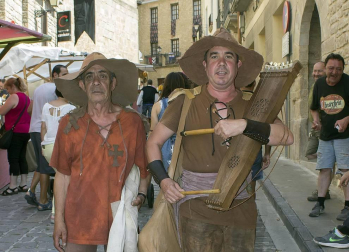 Los XVIII Encuentros con la historia de Artajona volvieron a vestir la localidad de época. Esta fiesta, declarada de Interés Turístico de Navarra, evoca cada año los avatares a los que se vio sometida Artajona en el Medievo. Además del tradicional acto de 'Toma del Cerco' se celebraron desfiles de combatientes y caballeros, mercado medieval, cetrería, torneo medieval o taller de esgrima.