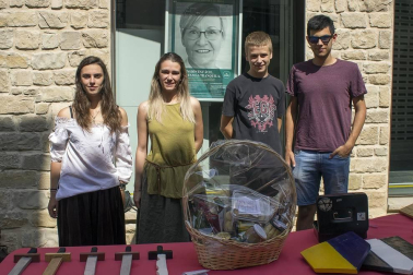 Los XVIII Encuentros con la historia de Artajona volvieron a vestir la localidad de época. Esta fiesta, declarada de Interés Turístico de Navarra, evoca cada año los avatares a los que se vio sometida Artajona en el Medievo. Además del tradicional acto de 'Toma del Cerco' se celebraron desfiles de combatientes y caballeros, mercado medieval, cetrería, torneo medieval o taller de esgrima.