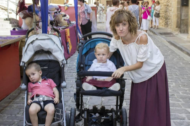 Los XVIII Encuentros con la historia de Artajona volvieron a vestir la localidad de época. Esta fiesta, declarada de Interés Turístico de Navarra, evoca cada año los avatares a los que se vio sometida Artajona en el Medievo. Además del tradicional acto de 'Toma del Cerco' se celebraron desfiles de combatientes y caballeros, mercado medieval, cetrería, torneo medieval o taller de esgrima.