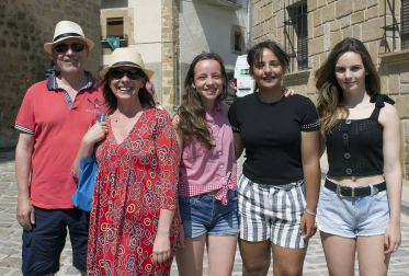 Los XVIII Encuentros con la historia de Artajona volvieron a vestir la localidad de época. Esta fiesta, declarada de Interés Turístico de Navarra, evoca cada año los avatares a los que se vio sometida Artajona en el Medievo. Además del tradicional acto de 'Toma del Cerco' se celebraron desfiles de combatientes y caballeros, mercado medieval, cetrería, torneo medieval o taller de esgrima.