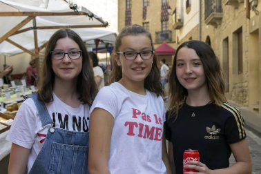 Los XVIII Encuentros con la historia de Artajona volvieron a vestir la localidad de época. Esta fiesta, declarada de Interés Turístico de Navarra, evoca cada año los avatares a los que se vio sometida Artajona en el Medievo. Además del tradicional acto de 'Toma del Cerco' se celebraron desfiles de combatientes y caballeros, mercado medieval, cetrería, torneo medieval o taller de esgrima.