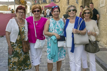 Los XVIII Encuentros con la historia de Artajona volvieron a vestir la localidad de época. Esta fiesta, declarada de Interés Turístico de Navarra, evoca cada año los avatares a los que se vio sometida Artajona en el Medievo. Además del tradicional acto de 'Toma del Cerco' se celebraron desfiles de combatientes y caballeros, mercado medieval, cetrería, torneo medieval o taller de esgrima.