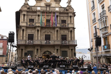La banda de música de La Pamplonesa ofreció el viernes 29 de junio un concierto para dar la bienvenida a los Sanfermines. Los músicos deleitaron al público haciendo un recorrido musical por los momentos más representativos de las fiestas, como las marchas, los pasodobles, las dianas y las jotas, además de los temas más conocidos del maestroTurrillas o Vela.