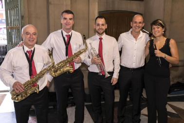 La banda de música de La Pamplonesa ofreció el viernes 29 de junio un concierto para dar la bienvenida a los Sanfermines. Los músicos deleitaron al público haciendo un recorrido musical por los momentos más representativos de las fiestas, como las marchas, los pasodobles, las dianas y las jotas, además de los temas más conocidos del maestroTurrillas o Vela.
