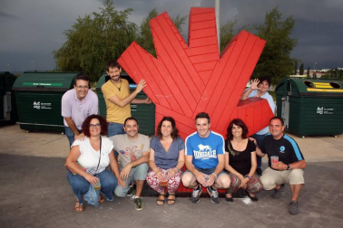 La Asociación de vecinos y vecinas de Erripagaña organizó, del 29 de junio al 1 de julio, las fiestas de esta joven población. Tres días de fiestas, uno más que en años anteriores, para disfrutar del baile de los gigantes, las carreras de los cabezudos, los conciertos o la comida popular. Uno de los espacios más visitados es la avenida en la que se instalan cada año los feriantes y las barracas. ¡Click! se acercó hasta allí para compartir la fiesta con los vecinos.
