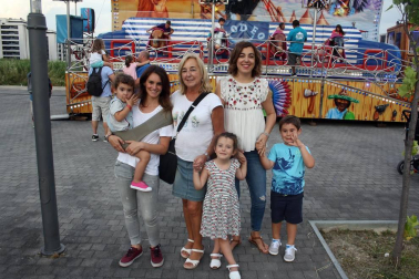 La Asociación de vecinos y vecinas de Erripagaña organizó, del 29 de junio al 1 de julio, las fiestas de esta joven población. Tres días de fiestas, uno más que en años anteriores, para disfrutar del baile de los gigantes, las carreras de los cabezudos, los conciertos o la comida popular. Uno de los espacios más visitados es la avenida en la que se instalan cada año los feriantes y las barracas. ¡Click! se acercó hasta allí para compartir la fiesta con los vecinos.