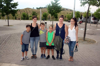 La Asociación de vecinos y vecinas de Erripagaña organizó, del 29 de junio al 1 de julio, las fiestas de esta joven población. Tres días de fiestas, uno más que en años anteriores, para disfrutar del baile de los gigantes, las carreras de los cabezudos, los conciertos o la comida popular. Uno de los espacios más visitados es la avenida en la que se instalan cada año los feriantes y las barracas. ¡Click! se acercó hasta allí para compartir la fiesta con los vecinos.