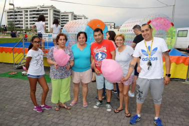 La Asociación de vecinos y vecinas de Erripagaña organizó, del 29 de junio al 1 de julio, las fiestas de esta joven población. Tres días de fiestas, uno más que en años anteriores, para disfrutar del baile de los gigantes, las carreras de los cabezudos, los conciertos o la comida popular. Uno de los espacios más visitados es la avenida en la que se instalan cada año los feriantes y las barracas. ¡Click! se acercó hasta allí para compartir la fiesta con los vecinos.