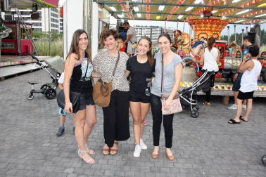 La Asociación de vecinos y vecinas de Erripagaña organizó, del 29 de junio al 1 de julio, las fiestas de esta joven población. Tres días de fiestas, uno más que en años anteriores, para disfrutar del baile de los gigantes, las carreras de los cabezudos, los conciertos o la comida popular. Uno de los espacios más visitados es la avenida en la que se instalan cada año los feriantes y las barracas. ¡Click! se acercó hasta allí para compartir la fiesta con los vecinos.