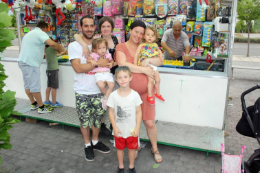 La Asociación de vecinos y vecinas de Erripagaña organizó, del 29 de junio al 1 de julio, las fiestas de esta joven población. Tres días de fiestas, uno más que en años anteriores, para disfrutar del baile de los gigantes, las carreras de los cabezudos, los conciertos o la comida popular. Uno de los espacios más visitados es la avenida en la que se instalan cada año los feriantes y las barracas. ¡Click! se acercó hasta allí para compartir la fiesta con los vecinos.