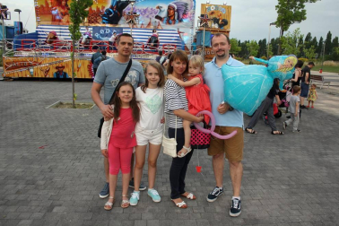La Asociación de vecinos y vecinas de Erripagaña organizó, del 29 de junio al 1 de julio, las fiestas de esta joven población. Tres días de fiestas, uno más que en años anteriores, para disfrutar del baile de los gigantes, las carreras de los cabezudos, los conciertos o la comida popular. Uno de los espacios más visitados es la avenida en la que se instalan cada año los feriantes y las barracas. ¡Click! se acercó hasta allí para compartir la fiesta con los vecinos.