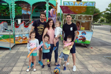 La Asociación de vecinos y vecinas de Erripagaña organizó, del 29 de junio al 1 de julio, las fiestas de esta joven población. Tres días de fiestas, uno más que en años anteriores, para disfrutar del baile de los gigantes, las carreras de los cabezudos, los conciertos o la comida popular. Uno de los espacios más visitados es la avenida en la que se instalan cada año los feriantes y las barracas. ¡Click! se acercó hasta allí para compartir la fiesta con los vecinos.