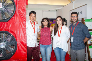 Más de 3.800 personas experimentaron ediFica, la primera feria en España sobre este tipo de edificios. Organizada por el Consorcio Passivhaus-ECCN, con el apoyo del Gobierno de Navarra, el Ayuntamiento de Pamplona, la empresa pública Nasuvinsa y Egurtek, propuso tres jornadas de formación y exposición en el palacio de Congresos y Auditorio de Navarra Baluarte. La muestra atrajo a 77 empresas referentes en el sector de la construcción.