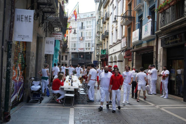 Como es habitual, las cuadrillas de amigos han madrugado este viernes 6 de julio para almorzar antes del chupinazo