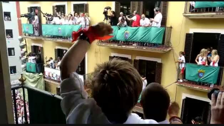 Los lanzadores del chupinazo saludan a sus compañeros de 'Motxila 21'