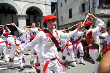 Lesaka y su bandera bailan.