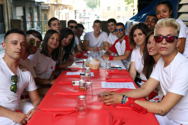 Como es habitual, las cuadrillas de amigos han madrugado este viernes 6 de julio para almorzar antes del chupinazo