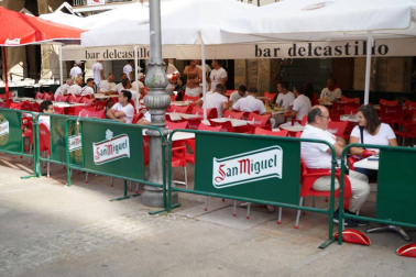 Como es habitual, las cuadrillas de amigos han madrugado este viernes 6 de julio para almorzar antes del chupinazo