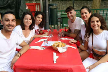 Como es habitual, las cuadrillas de amigos han madrugado este viernes 6 de julio para almorzar antes del chupinazo