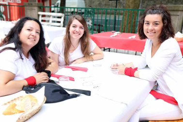 Como es habitual, las cuadrillas de amigos han madrugado este viernes 6 de julio para almorzar antes del chupinazo