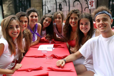 Como es habitual, las cuadrillas de amigos han madrugado este viernes 6 de julio para almorzar antes del chupinazo