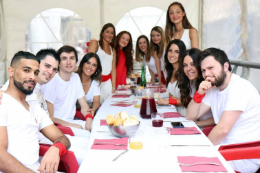 Como es habitual, las cuadrillas de amigos han madrugado este viernes 6 de julio para almorzar antes del chupinazo
