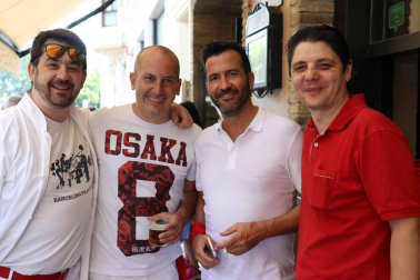 Como es habitual, las cuadrillas de amigos han madrugado este viernes 6 de julio para almorzar antes del chupinazo
