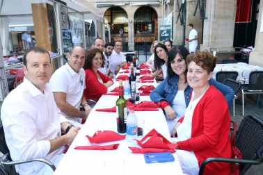 Como es habitual, las cuadrillas de amigos han madrugado este viernes 6 de julio para almorzar antes del chupinazo